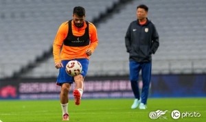 山东泰山在进行赛前踩场训练，积极备战明天与上海申花的中超联赛