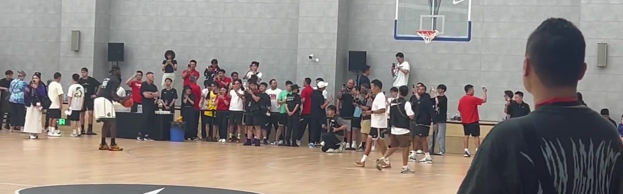 这个视角瞧瞧~媒体人晒詹姆斯连续三投打铁视频：嗯……有风 有风