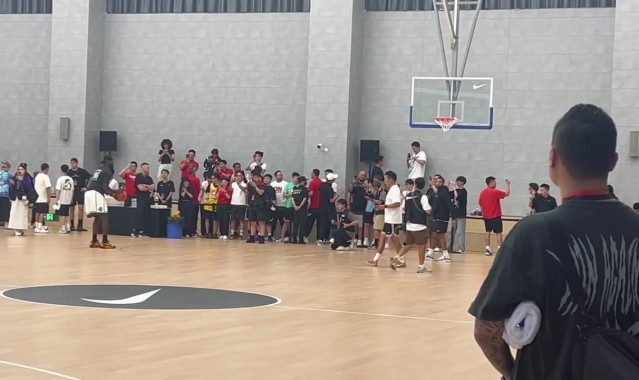 这个视角瞧瞧~媒体人晒詹姆斯连续三投打铁视频：嗯……有风 有风