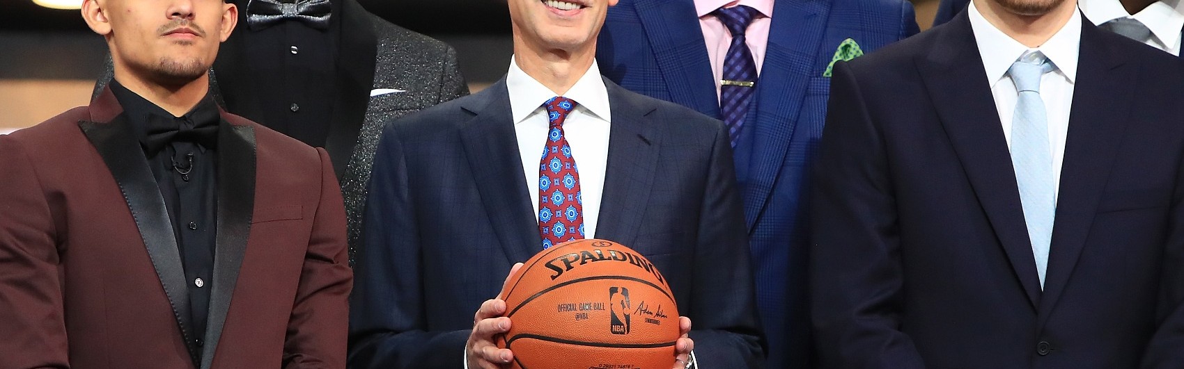 彩票开奖结果-没想到吧~2018年选秀大会照片上站中间的四个人已经两两同队了